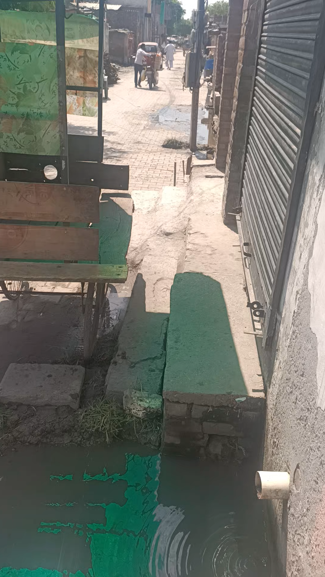 घरौंडा: घरौंदा: के प्रेम नगर पंचायत मैं एक औरत ने की अपने घर के दोनो तरफ से नाली बंद जिसे सभी को हो रही परेशानो #karnalupdate