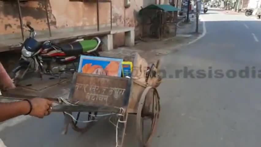 नगर निगम ने प्रधानमंत्री नरेंद्र मोदी और योगी आदित्यनाथ की तस्वीर को कूड़ेदान में फेंका, वीडियो हुआ वायरल
#virul_video
