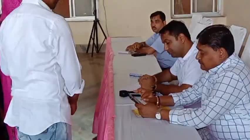 डूंगरपुर: शहर के वार्ड नं 5 में एक बिजली के पोल में करंट आने से वार्डवासियों ने सभापति से की शिकायत, #लक्ष्मण मैदान डूंगरपुर