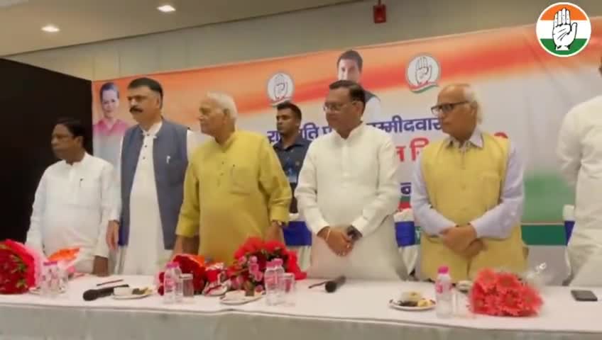 राष्ट्रपति चुनाव के लिए विपक्षी दलों के साझा उम्मीदवार श्री #YashwantSinha जी का स्वागत करते हुए कांग्रेस अनुसूचित जाति विभाग प्रदेश अध्यक्ष श्री #केदार_पासवान जी।