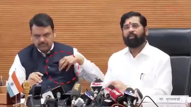 #महाराष्ट्र सरकार के नए सीएम को बोलना क्या है ये नही पता इसीलिए पूर्व सीएम कुछ लिखते हुए. #cm #devendra #eknath #uddhav