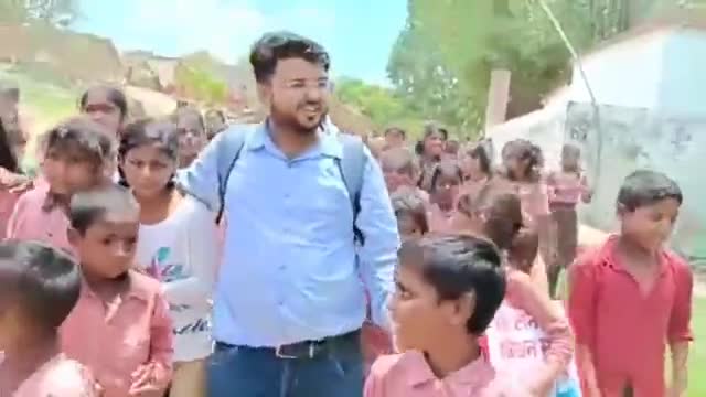 Breaking News : यूपी के चंदौली में शिक्षक के विदाई में लिपटकर रोये छात्र। #republicnewsnetwork
