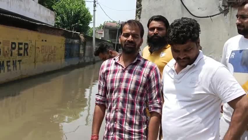 दादरी के गांव डेयरी मच्छा जलभराव से लोग परेशान हैं ग्रेटर नोएडा अथॉरिटी कोई सुनवाई नहीं कर रही गांव वालों ने क्या कहा आप सुनिए 6 साल से है परेशान#dm gb nagar#greater Noida authority#deepaknagar