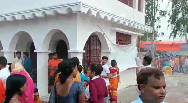 आज़मनगर: #salmari azamnagar सावन की पहली सोमवारी में गोरखनाथ धाम में 10,000 से भक्तों ने किया जलाभिषेक और बोल बम का जयकारा लगाते