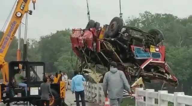 #BREAKING | MP के धार में दर्दनाक सड़क हादसा, नर्मदा नदी में बस गिरने से 13 यात्रियों की मौत

#MP #BusAccident