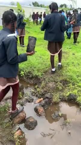 Plant Trees 🌲🌲🌲🌲🌲

In Madhya Bharat Prant, SFD Bhainsdehi unit karyakartas along with local school students planted 800 saplings under #MissionPlantation.