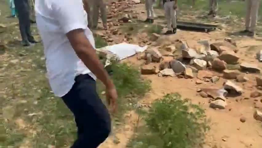 श्री सुरेंद विश्नोई तावडू डीएसपी हरियाणा पुलिस को अवैध खनन माफियाओं ने डंफर से कुचल कर मार दिया। #Haryanapolice