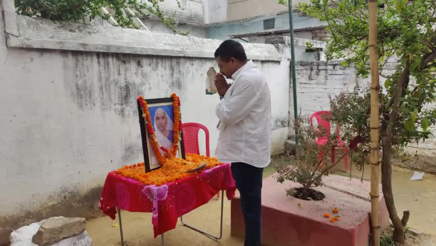 हैदरनगर प्रखंड अंतर्गत ग्राम सरगाड़ा निवासी अभय कुमार सिंह के माता जी के ब्रह्मभोज कार्यक्रम में शामिल होकर श्रद्धांजलि अर्पित किया। ईश्वर दिवंगत आत्मा को अपने श्री चरणों में स्थान दे।
ॐ शांति 🙏
 #हुसैनाबाद #मोहम्मदगंज #hariharganj