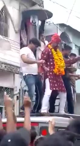 इसलिए वो #andhbhakts कहलाते है।😆🤣😆
मध्यप्रदेश : रतलाम में हार के बाद भी जश्न मनाते हुए जमकर नाचे BJP प्रत्याशी शाहिद अंसारी