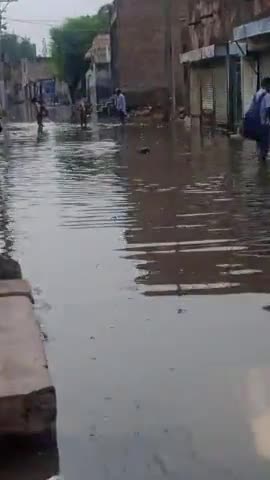 चूरू: जरा सी बारिश में प्रशासन की नाकामी छात्रों को निकलना पड़ रहा है स्कूल जाने के लिए गंदे पानी से यह #चूरु जिले का विकास है