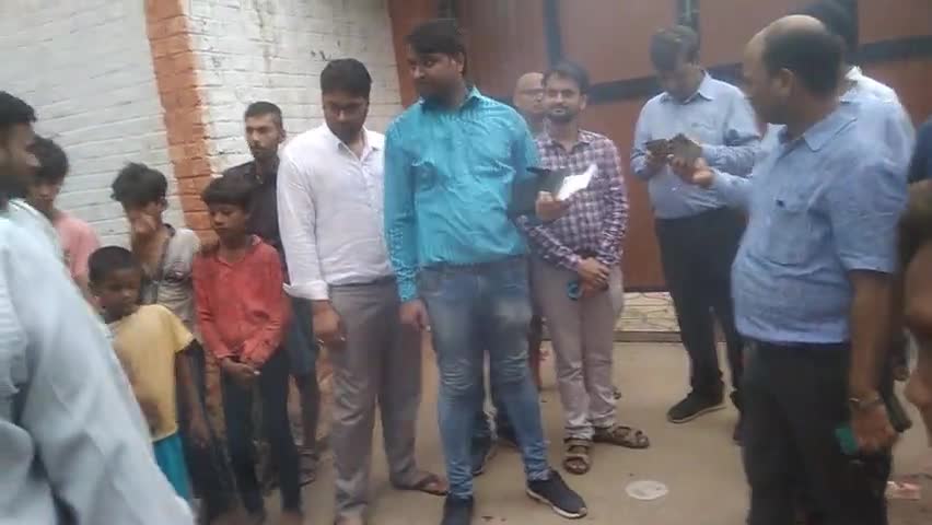 आज सुबह 6 बजे बिजली चेकिंग अभियान करते अधिकारी 
#मिल्लत नगर #नटवा #मिर्ज़ापुर