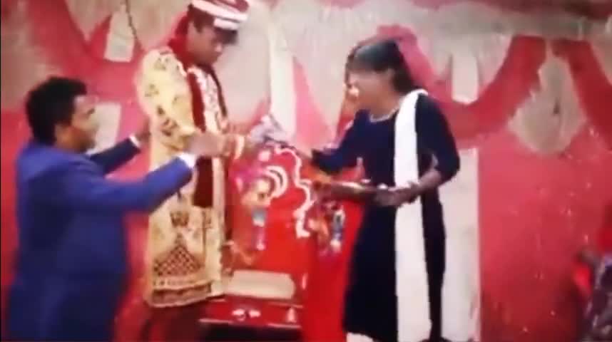 News दूल्हे ने शराब पीकर बीवी के जगह साली को डाला जयमाला #Diwakar Reporter #Diwakarstore