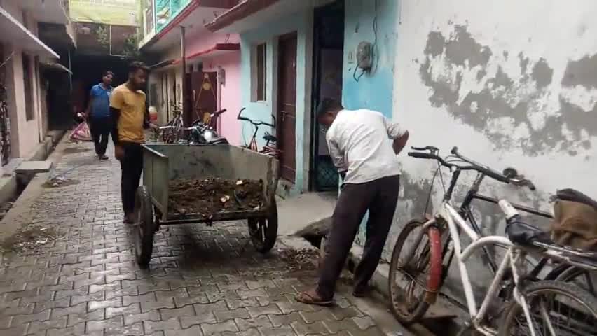 रुद्रपुर: नगर निगम पर #GvartaNews का असर नगर निगम द्वारा नालियों से निकले कूड़े की कराई गई साफ सफाई
#live_report #uk