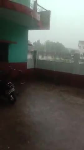 आज बरसात हुई किसानों और मजदूरों ने खुशी जताई, धन्य हुई धरती मां। #rain #kisanaandolan #modihaitomehngaihai ी