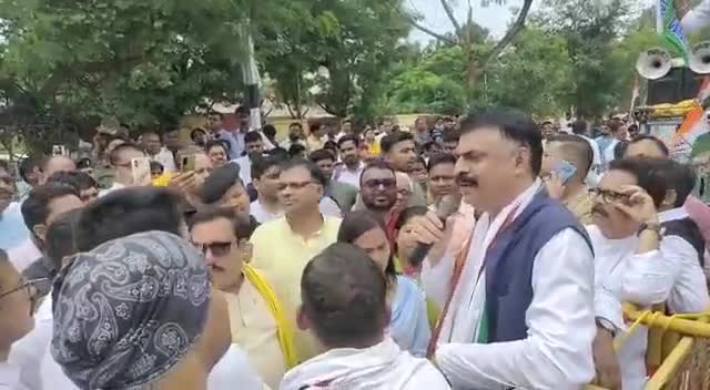 सत्य ना ही विचलित होता है, सत्य ना ही डरता है और सत्य ना ही हारता है।
मोदी जी आपकी तानाशाही हमें नहीं झुका सकती।
झारखण्ड प्रदेश अध्यक्ष श्री राजेश ठाकुर जी। ED
#सत्य_साहस_सोनिया_गांधी