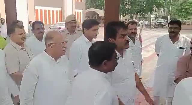 #DeependraHooda - बिना किसी कारण गैर-कानूनी ढंग से 50 से ज़्यादा #Congress #सांसदों को घंटों तक बिना #गिरफ़्तारी। #ED