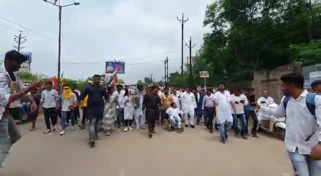 डरते वो हैं जो असत्य की राह पर चलते हैं,
सत्य में मार्ग पर चलने वालों को दमनकारियों का खौफ नहीं होता!
#सत्य_साहस_सोनिया_गांधी