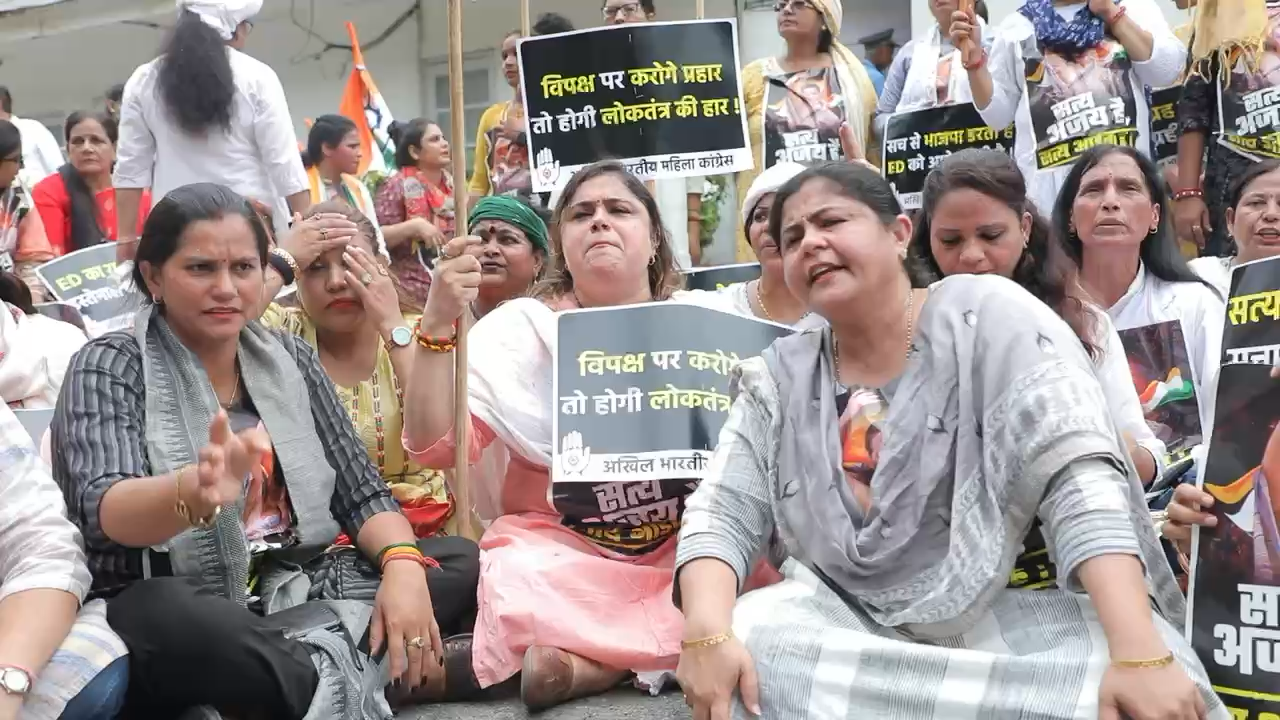 डरना, झुकना व माफीनामा संघियों का इतिहास है, कांग्रेसियों का नही💪
लड़ेंगे जीतेंगे…👊🏻

#सत्य_साहस_सोनिया_गांधी