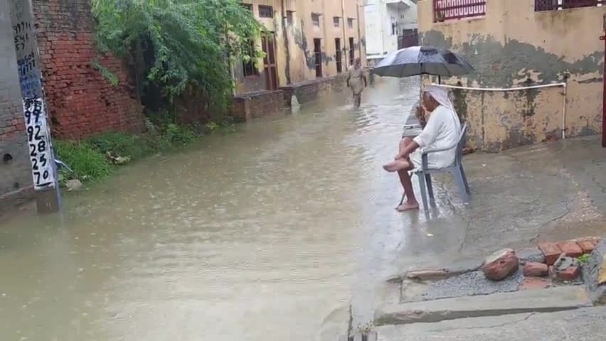 जुलाना: पौली गाव के घरों में घुसा पानी. निकासी का नहीं दिखा कोई प्रबंध#बरसाती पानी#निकासी # जींद प्रशासन