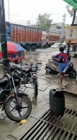 #Ghaziabad Lalkua पर कुछ समय की ही बारिश में बाढ़ जैसे हालात देख जा सकते हैं 
#ghazibad
