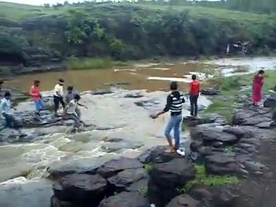 मैनपाट में अचानक से बारिश के कारण बाद घाघी झरना में गए पर्यटक फस गए जिसमे पांच लोगों की हुई मौत 
#मैनपाट