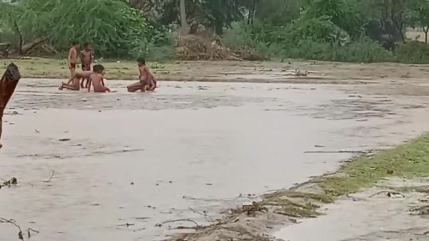 जिले में हुई पहली बारिश से बच्चों ने बारिश का आनंद लिया
#baarishkaaatang 
#raindrops