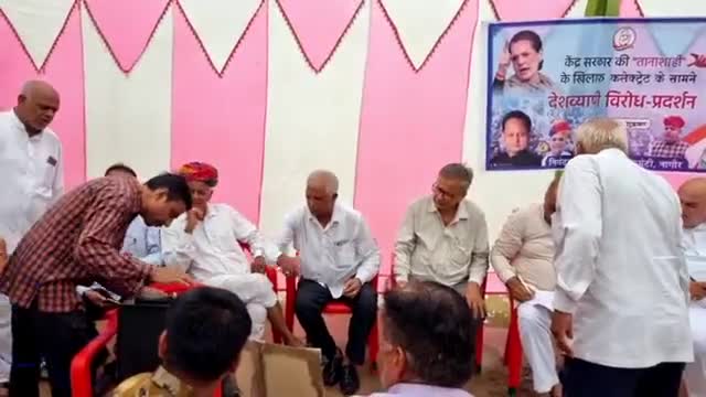 केन्द्र सरकार की तानाशाही के खिलाफ आज नागौर में कांग्रेस कमेटी द्वारा आयोजित धरने में शामिल हुआ। 

#सत्य_साहस_सोनिया_गांधी