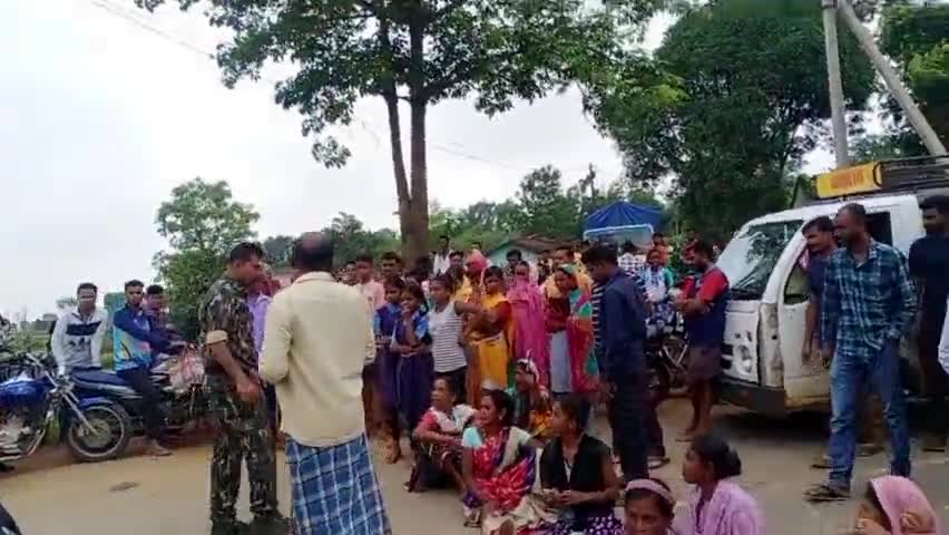 कोंडागांव: पानी को समस्या को लेकर बैठे धरने में पलारी ग्राम के ग्रामीण #पलारी #cgdial112 कोण्डागांव