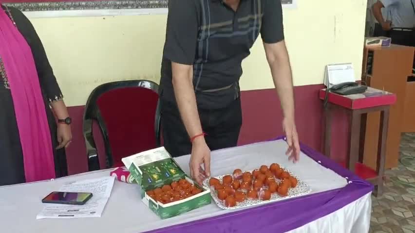 आरा: #संभावना आवासीय उच्च विद्यालय के डायरेक्टर ने अपने विद्यालय के सीबीएसई टॉपर स्टूडेंट्स को मिठाई खिलाया