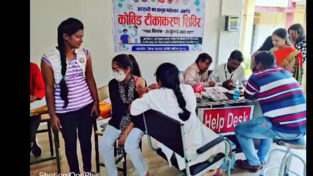 कलेक्टर कुलदीप शर्मा के नेतृत्व में रामानुज महाविद्यालय मैं कॉविड टीकाकरण आयोजित #news #koriya #vaccination