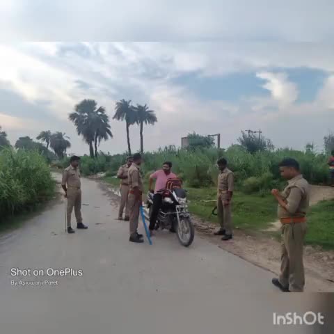 #khajni #सीकरीगंज 
#खजनी :#बेलघाट के #कुरीबाजार में बेलघाट पुलिस अपनी मय फोर्स के साथ वाहनो का सघन चेकिंग अभियान चलाया।