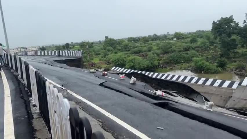 ये भाजपा शासित राज्य MP की सड़क है। देखकर आप अंदाजा लगा सकते है कि रोड बनाने में #मोदी जी कितना #रेवड़ी खाते होंगे।