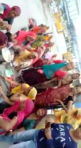 हिन्दुस्तान जिंक वेदांता की #एसके माइंस के बाहर महिलाए गांव को #विस्थापित करने मांग लेकर गेट के बाहर #खाना बनाती हुई