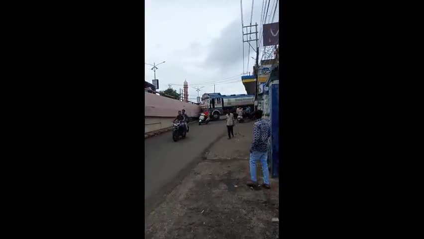ड्राइवर की सूझबूझ से बड़ा हादसा होने से बच गया।
#Rohit_Mehra_Vlogs