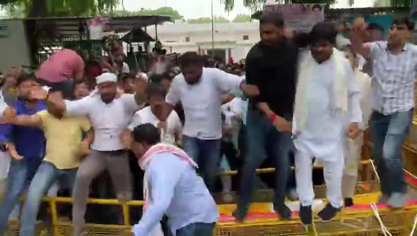 य़ह बेहद ही शर्मनाक दृश्य हैं, जनता के हित में, मोदी सरकार के तानाशाही के विरुद्ध आवाज उठाना कितना जुर्म है,कैसे दिल्ली पुलिस #IYC के राष्ट्रीय अध्यक्ष #srinivasiyc जी के बाल पकड़कर नोच रही है,
य़ह लोकतंत्र की हत्या  हैं।