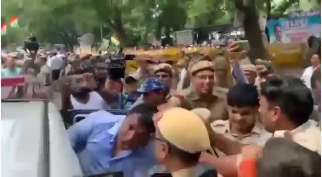 ये बर्बरता
ये हैवानियत
ये तानाशाही....
आज के भारत का दर्दनाक दृश्य...
#srinivasiyc