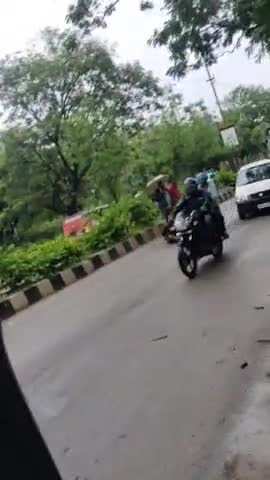 आरा: अपने में दोनों भाई के बंटवारे में हो गया लड़ाई लड़ाई के दौरान सड़क पर पहुंच चुके पब्लिक और गाड़ी के आगे होऔर #prince mp