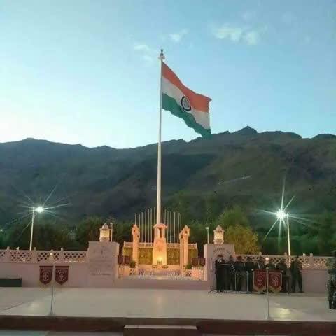 आज का दिन हमारे एवं हमारी सेना के लिए शौर्य तथा गौरव का प्रतीक है, अपने शौर्य एवं पराक्रम से दुश्मनों के छक्के छुड़ा देने वाले हमारे कारगिल में शहीद सभी अमर बलिदानियों को सादर नमन,
विनम्र श्रद्धांजलि.🇮🇳जय हिंद🇮🇳 
💐🙏 
#KargilVijayDiwas