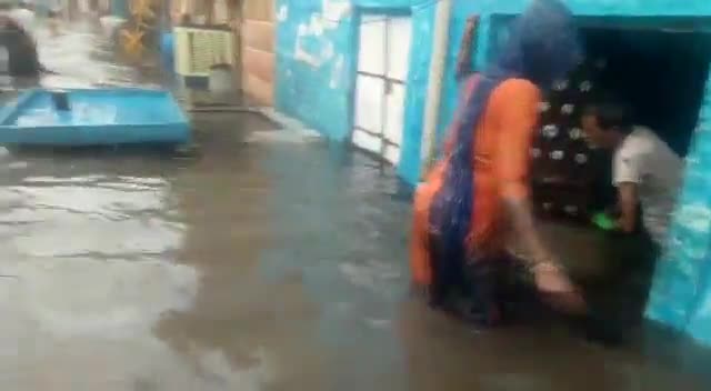 जोधपुर: मुख्यमंत्री अशोक गहलोत के विधानसभा क्षेत्र खेतानाडी में घरों में पानी भर गया बाढ जैसे हालात बन रहे हैं #Jodhpur #बाढ