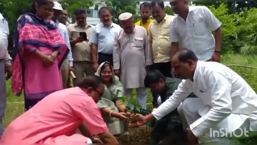#कारगिल_विजय_दिवस पर राज्य मंत्री विजय लक्ष्मी गौतम और #भाजपा कार्यकर्ताओं के साथ शहीदों की याद में #वृक्षारोपण किया।