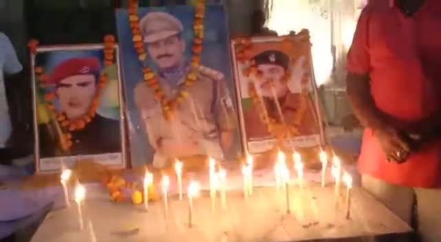 #कारगिल_विजय_दिवस पर वीर शहीदों की याद कैंडल जलाकर, पुष्पांजलि अर्जित की। 
बुंदेलखण्ड डिफेंस एकेडमी द्वारा ड्योढ़ी गेट पर वीर शहीदों को श्रद्धांजलि कार्यक्रम किया गया
मां भारती के वीर सपूतों को शत शत नमन 
💐💐💐💐💐🙏🏻🙏🏻🙏🏻🙏🏻💐💐💐💐