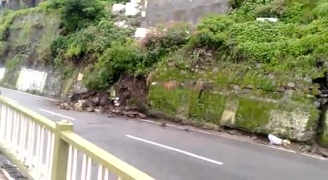 शिमला शहरी: शिमला में गंज कार्ट रोड के पास डंगे में आई दीवार। वाहनों की आवाजाही रोकी। बड़े नुकसान की आशंका। 
#shimla
#landslide
