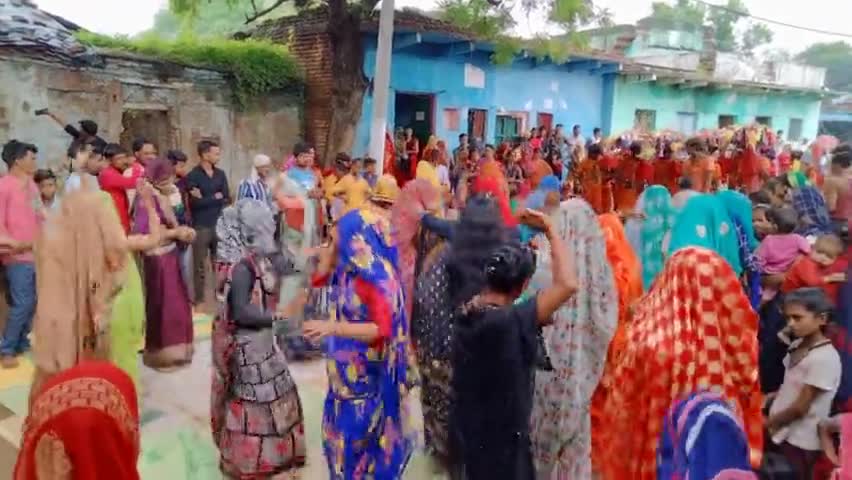 दुर्गापुर में कांवरियों के साथ बड़ा जोरदार भाइयों बहनों ने डांस किया और रंग गुलाल की उड़ाते हुए मंदिर पर ले जाया गया#rk