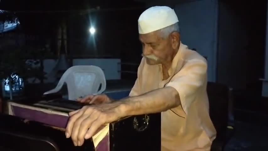 94 साल के हाथरस से सादाबाद के गोविन्दपुर से श्री लक्ष्मण सिंह ( भगत जी) बाबा #हारमोनियम से प्रतिदिन संध्या #भजन करते हैं