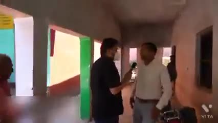 बिगड़ी शिक्षा व्यवस्था पर चोट करते 4 मिनट

शेयर कीजिएगा

#हांसी_मांगे_आप #आप_का_सचिन