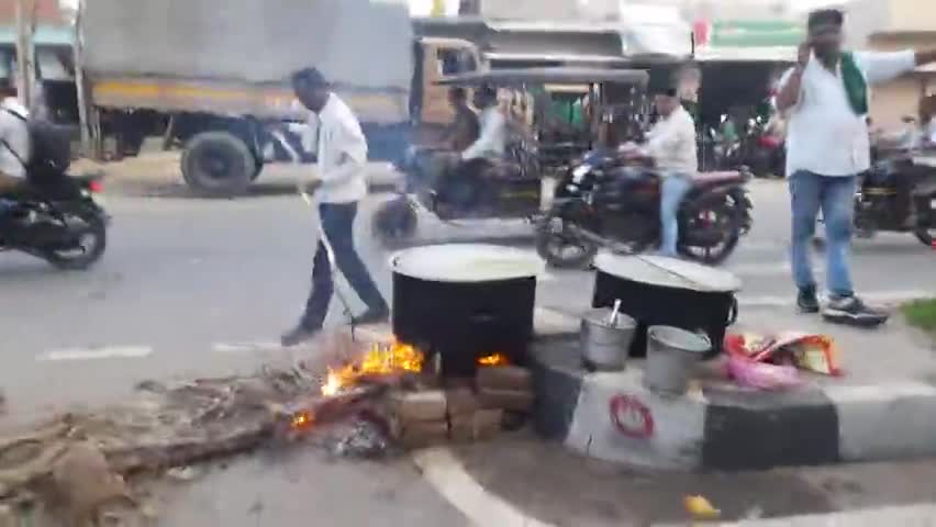 #भाकियू टिकैत के कार्यकर्ताओ ने रोड पर ही भट्टी चलाई