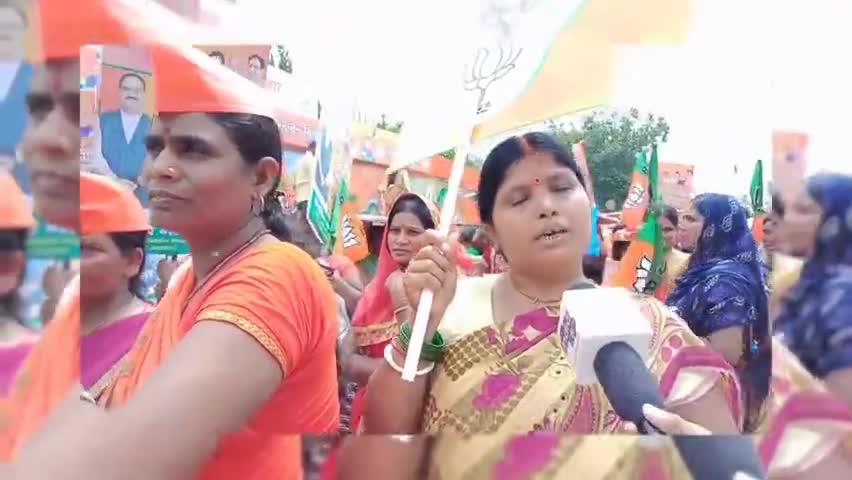 #BJP राष्ट्रीय अध्यक्ष #जेपी_नड्डा के स्वागत में आई #महिलाओं को सुनिए..महिला बढ़ते #महंगाई से #परेशान है. #GST #तेल #रेल