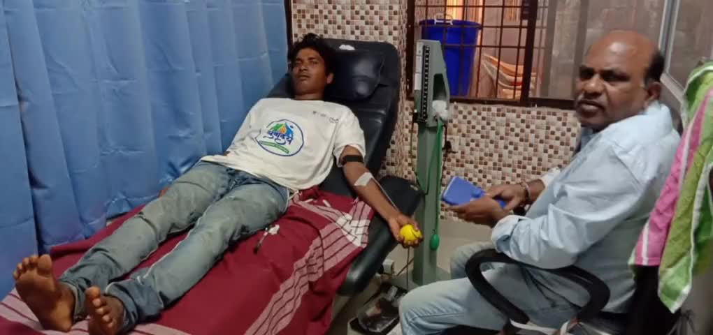 युवोदय कोंडानार चैंप्स स्वयंसेवक कोमल मरकाम द्वारा जरूरतमंद महिला को रक्त दान किया गया #कोंडागांव