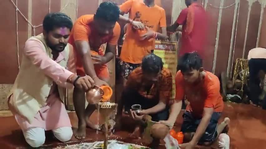 महासमुंद विधानसभा क्षेत्र अंतर्गत  आने वाले ग्राम बम्हनी के आज बम्हनेशवर महादेव  में #जल_अभिषेक कर क्षेत्र के सुख समृद्धि का कामना किया |