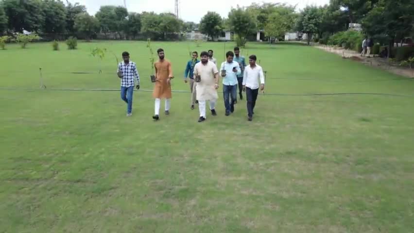 आओ मिलकर एक नया निर्माण करें, पेड़ लगाकर धरती मां का श्रृंगार करें।

जयपुर प्रांत में विकासार्थ विद्यार्थी सांगानेर इकाई द्वारा #MissionPlantation के अंतर्गत आयोजित पौधारोपण अभियान की एक झलक।
